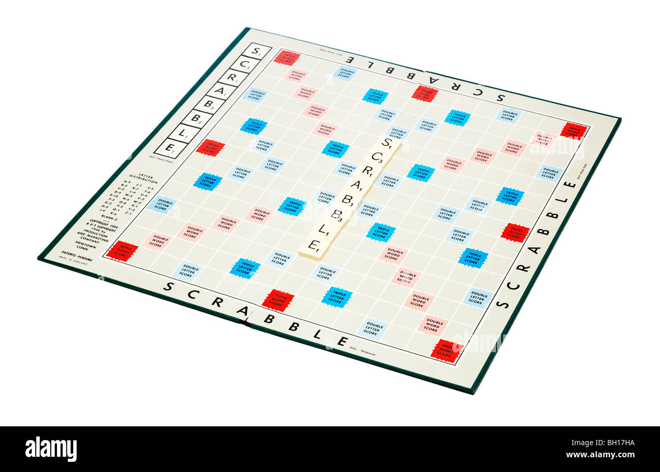 Scrabble Spielbrett mit Scrabble ausgeschrieben, auf weißem Hintergrund ausschneiden Stockfoto