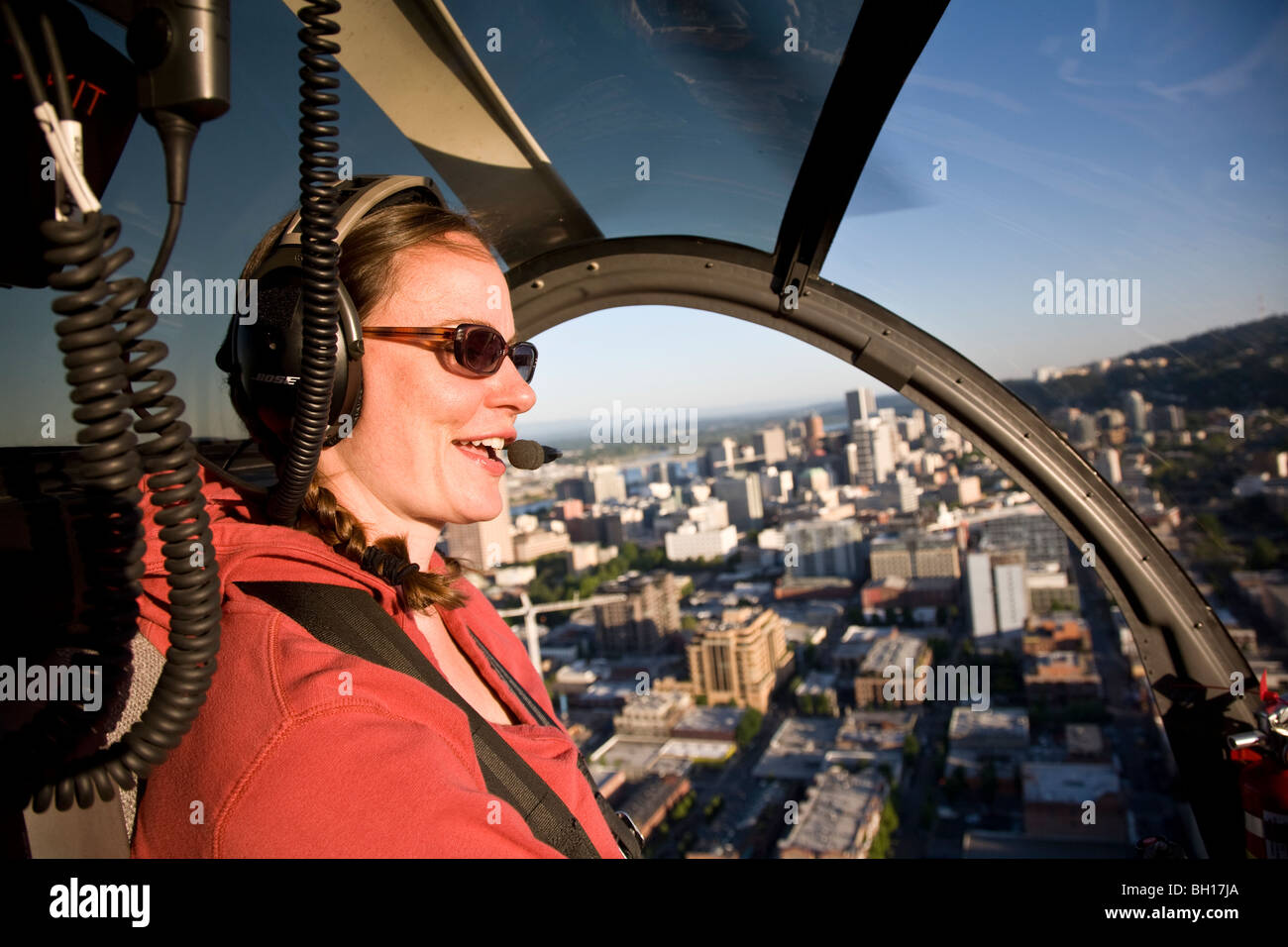 Frau-Hubschrauber-Pilot über Portland OR Stockfoto