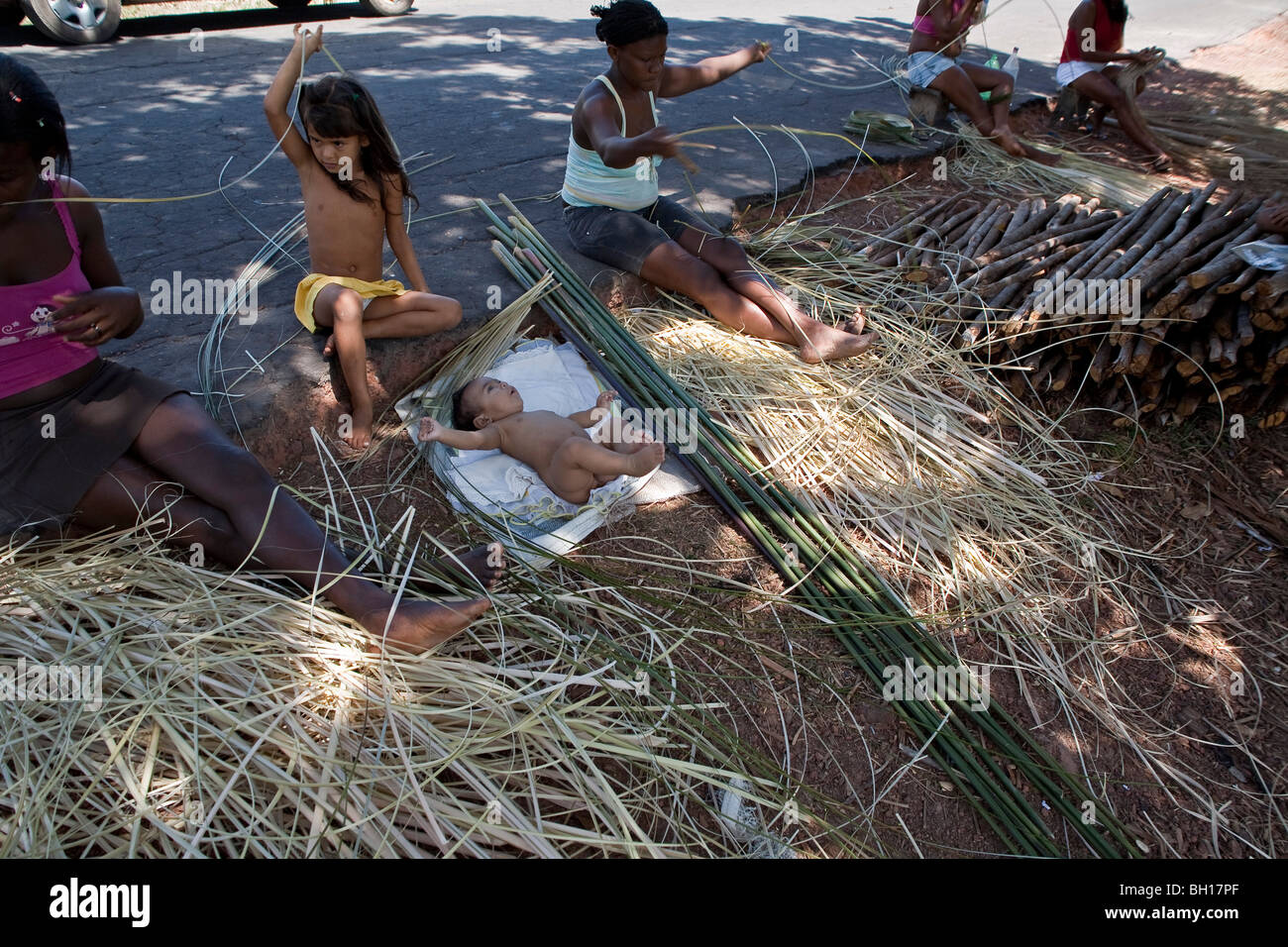 Schwarze Frauen machen Tapiti verwendet, um das überschüssige Wasser aus dem Maniok Masse für die Herstellung von Mehl Stockfoto