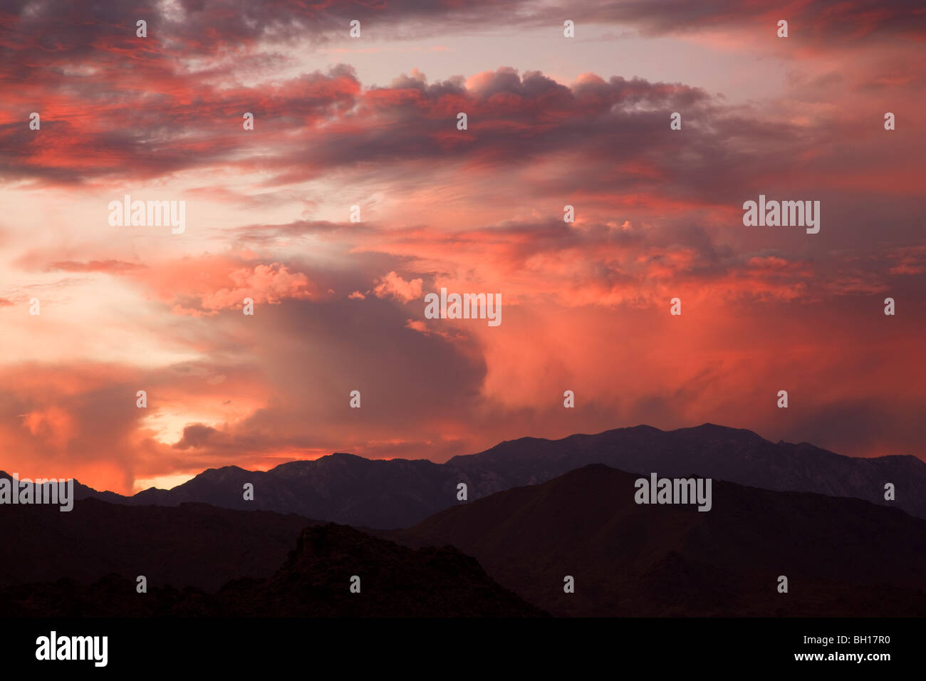 Sonnenuntergang über der San Jacinto Berge von Palm Desert und das Coachella Valley, Kalifornien. Stockfoto