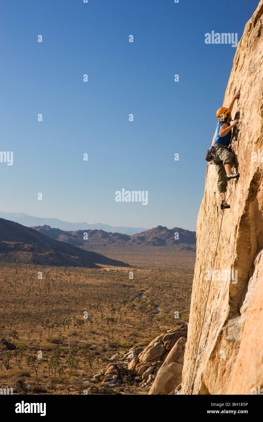 Thomas Vetsch Klettern in Joshua Tree Nationalpark, Kalifornien. (Modell freigegeben) Stockfoto