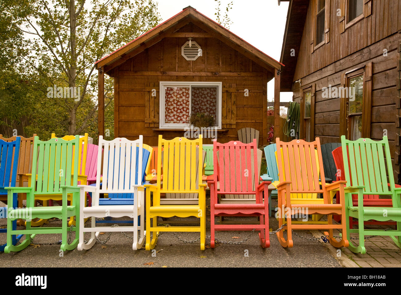 Bunte Muskoka Stühle in einem Shop vordere Hütte Outlet in Haliburton, Ontario, Kanada, Nordamerika Stockfoto