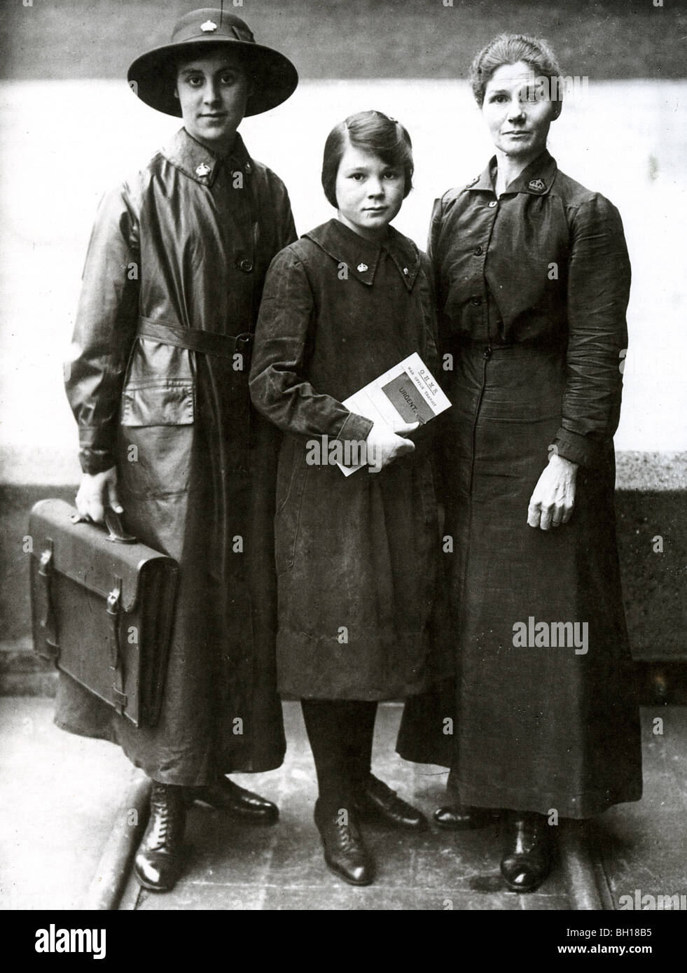 FRAUEN IM KRIEG 1914-1918. Mitarbeiterinnen in London War Office mit dem Betreuer auf der rechten Seite neben einem innen- und messenger Stockfoto