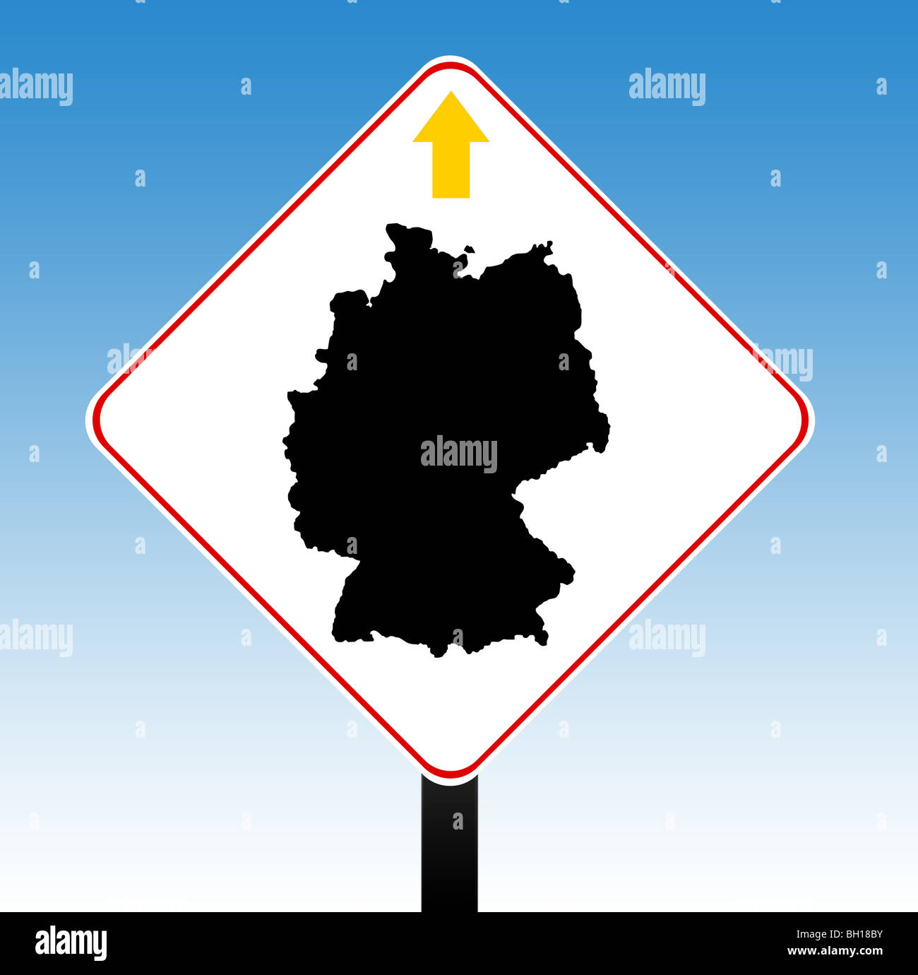 Deutschland Verkehrszeichen in den Farben der Flagge mit Richtungspfeil, blauer Himmelshintergrund. Stockfoto