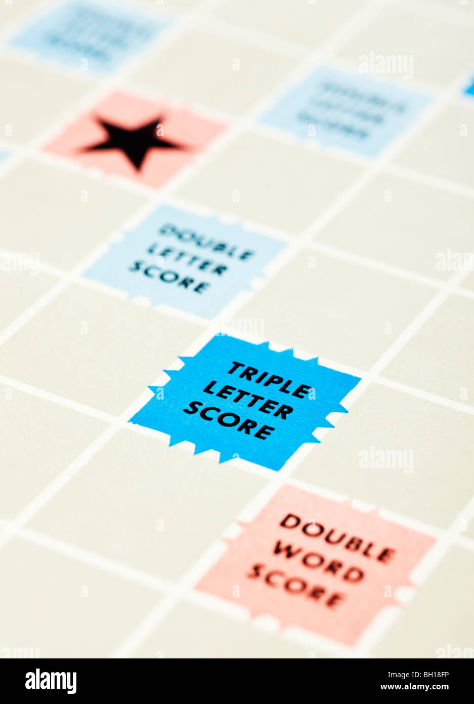 Scrabble Brettspiel hautnah mit selektiven Fokus auf Triple-Brief-Score Stockfoto