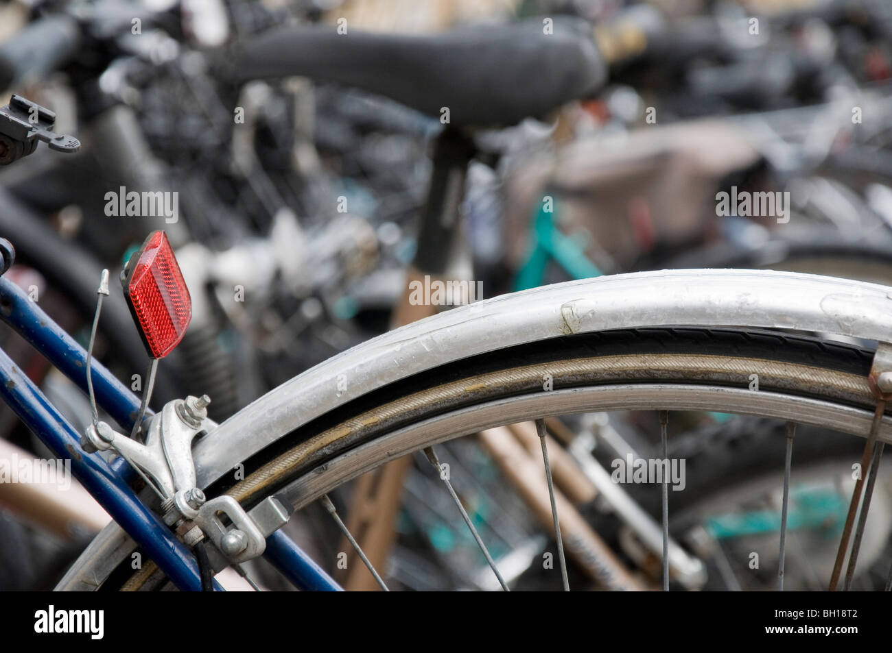 Fahrräder in einem speziellen Fahrrad Parkplatz geparkt Stockfoto