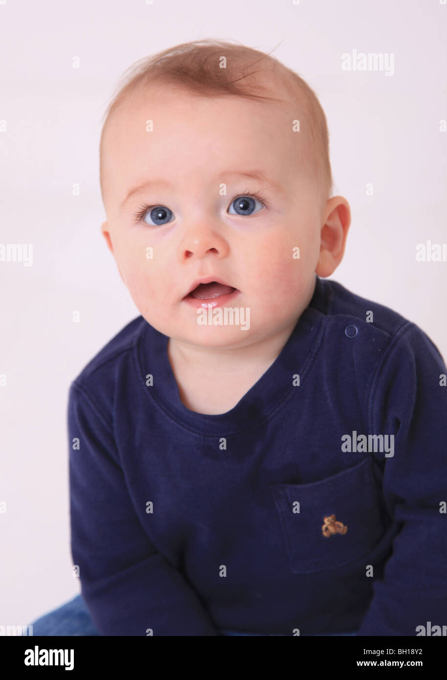 6 Monate alten roten Haaren jungen sitzen. Stockfoto