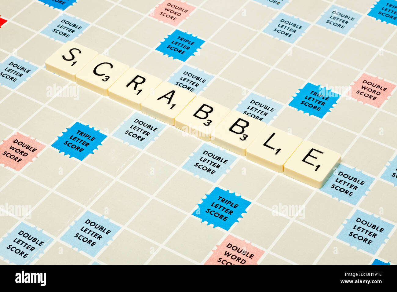 Scrabble Spielbrett mit Scrabble ausgeschrieben Stockfoto
