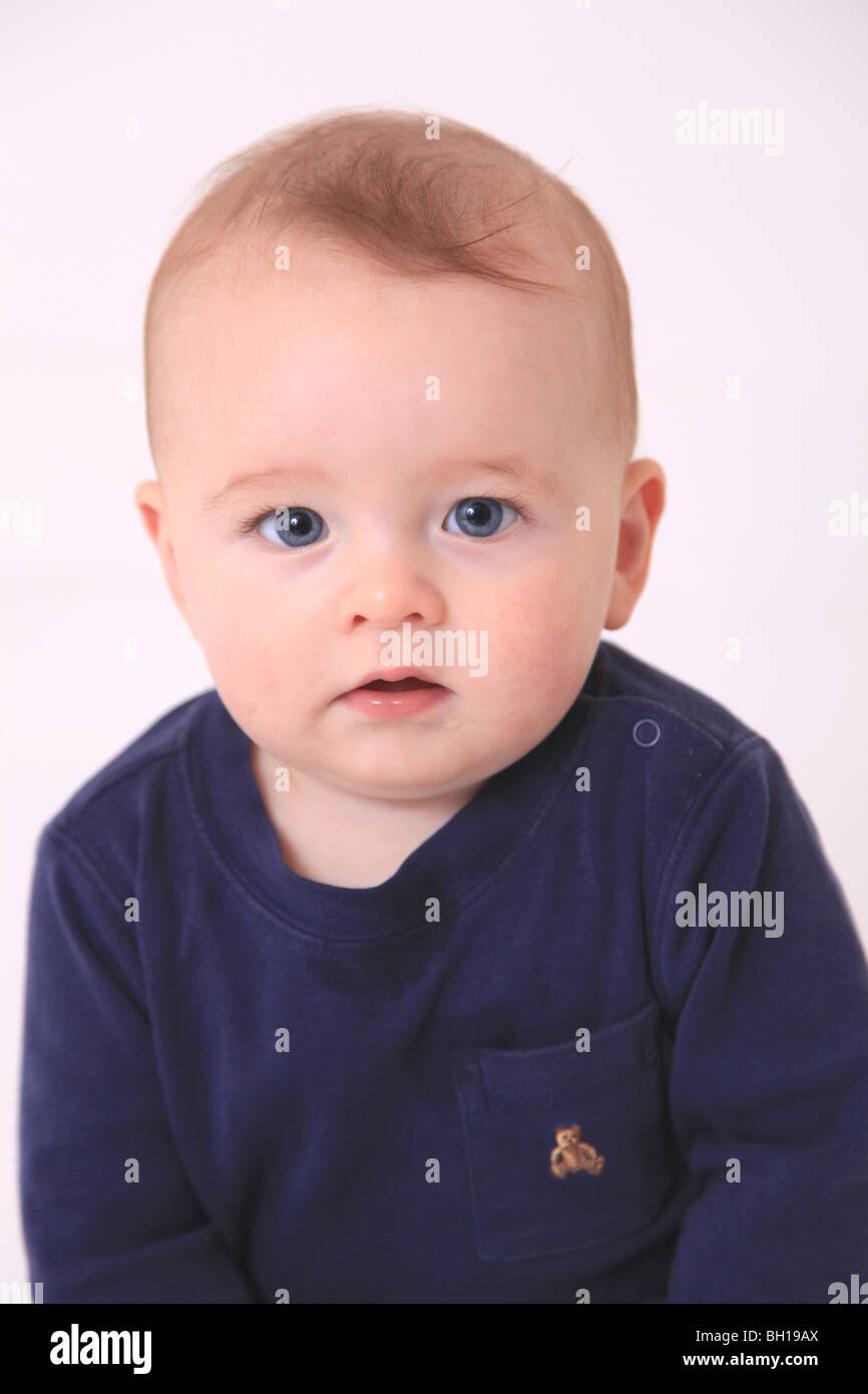 6 Monate alten roten Haaren jungen sitzen. Stockfoto