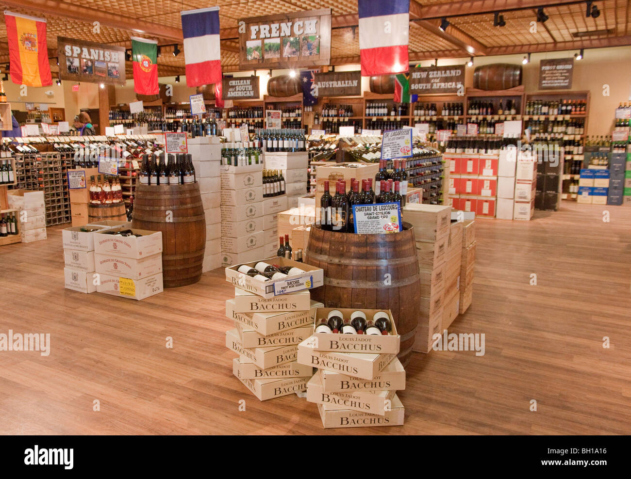 Stew Leonard Weine lagern Anzeigen von Weinen aus verschiedenen Regionen der Welt. Stockfoto