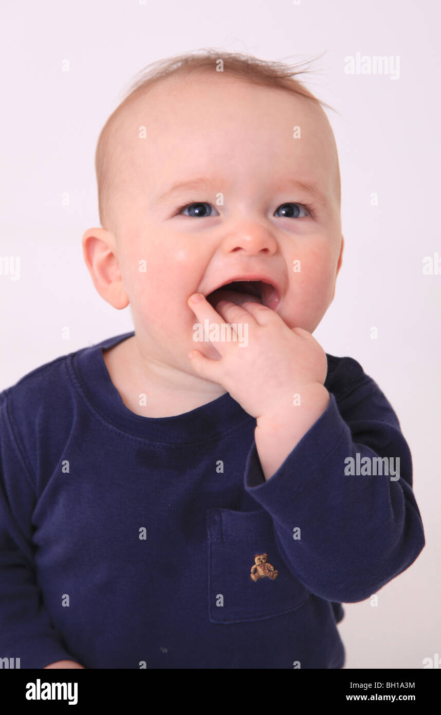 6 Monate alten roten Haaren jungen sitzen. Stockfoto