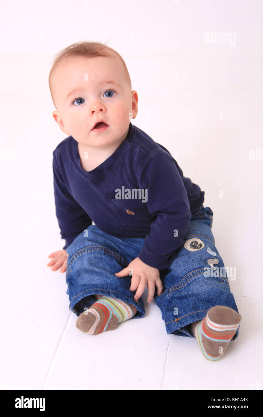 6 Monate alten roten Haaren jungen sitzen. Stockfoto