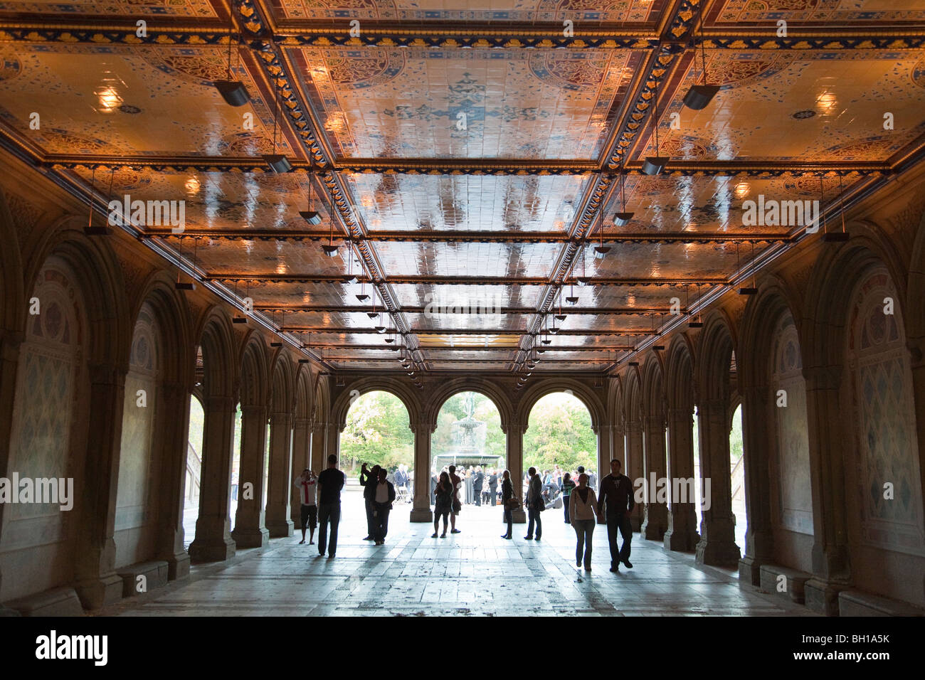 Blick auf die Minton-Fliesen an Bethesda Terrasse Laubengang im Central Park in New York City. Stockfoto