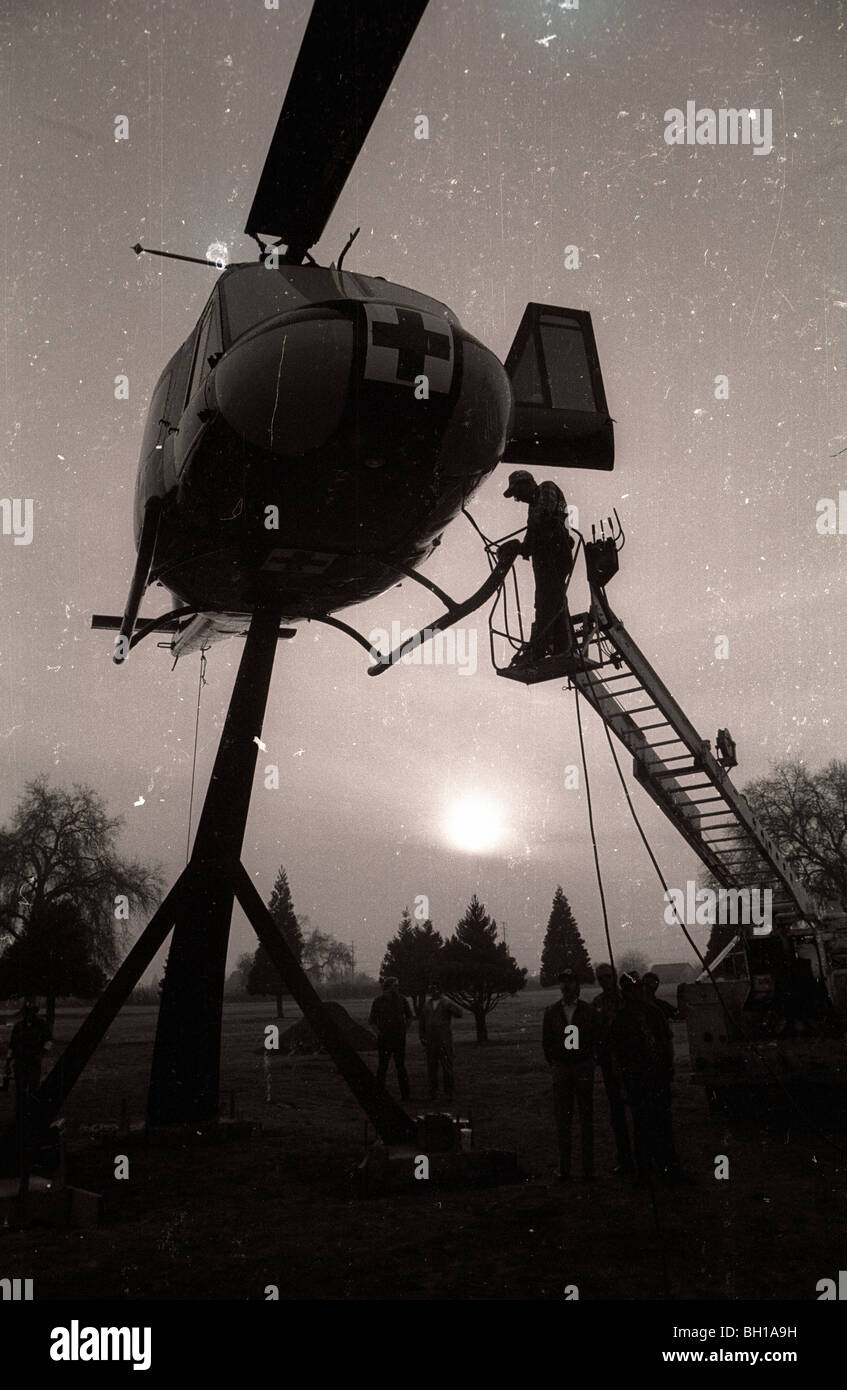 Vietnam-Veteranen bauen ein Vietnam-Krieg-Hubschrauber-Denkmal in Porterville, Kalifornien im Jahr 1989. Stockfoto