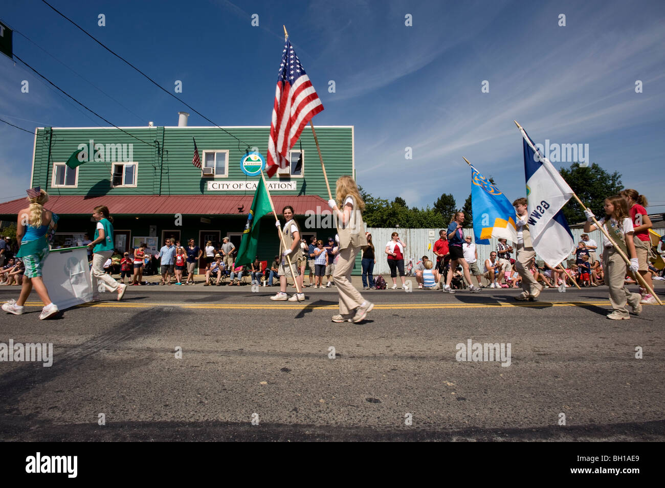 Girl Scouts an der Fourth Of July Parade teilnehmen. Stockfoto