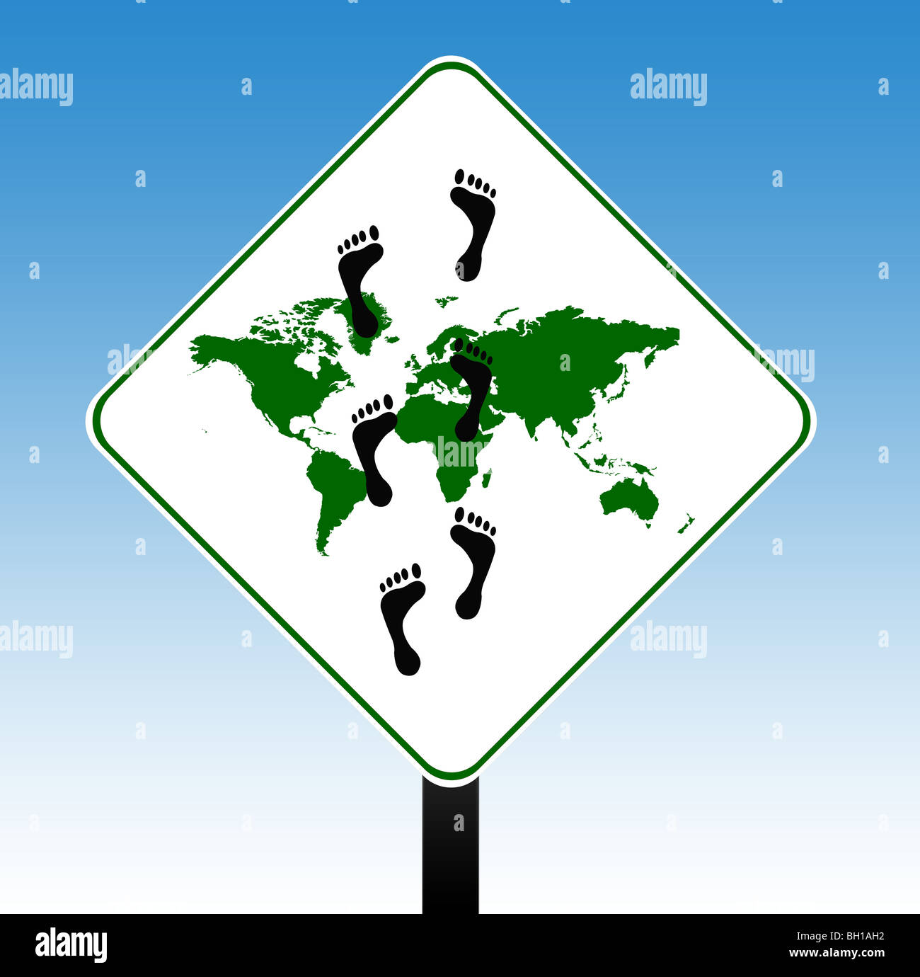 Kohlenstoff-Fußabdruck auf Welt-Schild mit blauem Himmelshintergrund. Stockfoto