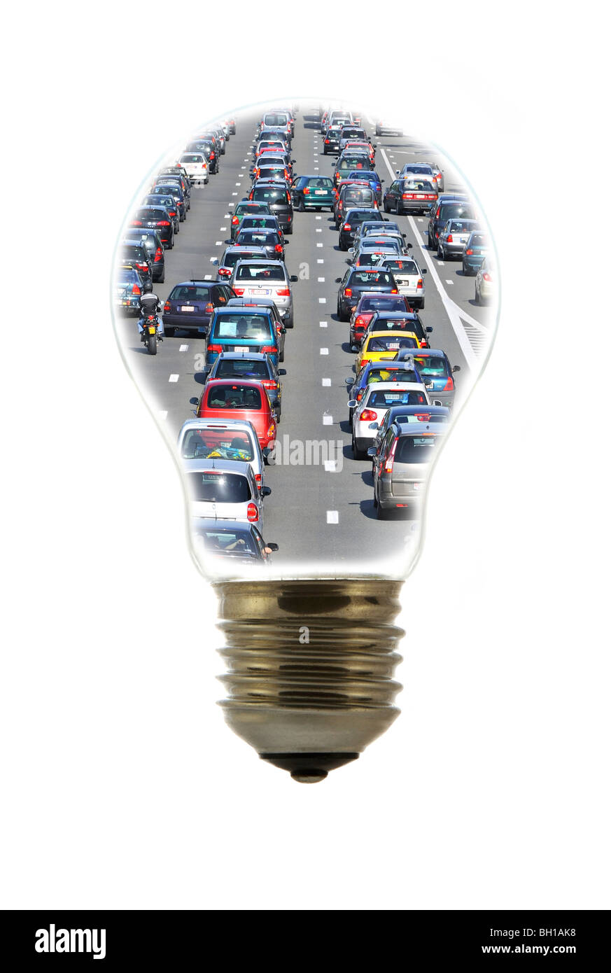 Autos im Verkehr Stau auf der Autobahn während der Sommerferien innen weißglühende Lampe / Birne vor weißem Hintergrund Stockfoto