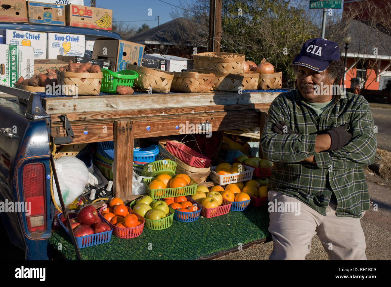 Schwarzer Mann verkaufen Obst und Gemüse, Selma, Alabama Stockfoto