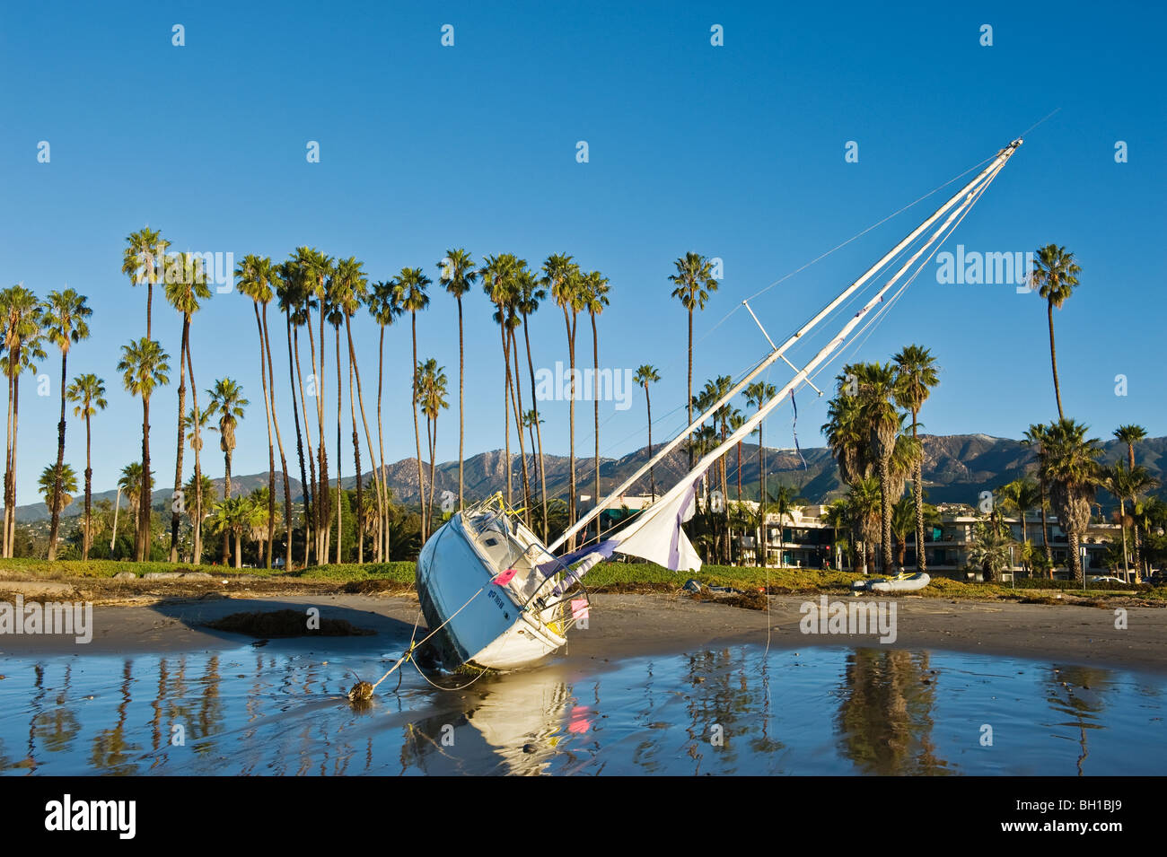 Santa Barbara, Kalifornien: Segelboot angeschwemmt am Strand während des Wintersturms. Stockfoto