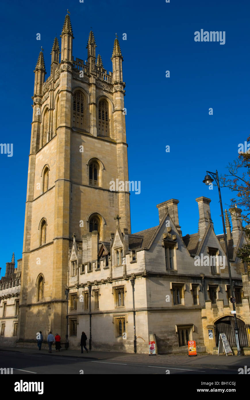 Verkehr außerhalb Magdalen College in Oxford England UK Europa Stockfoto