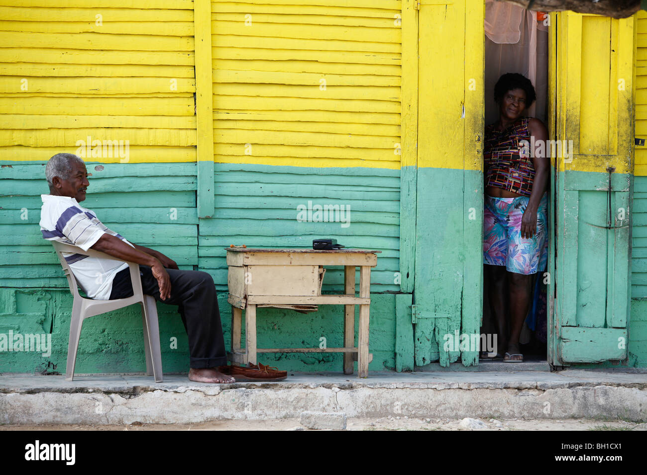 Ein Mann und eine Frau, Dorfhaus, Dominikanische Republik Stockfoto
