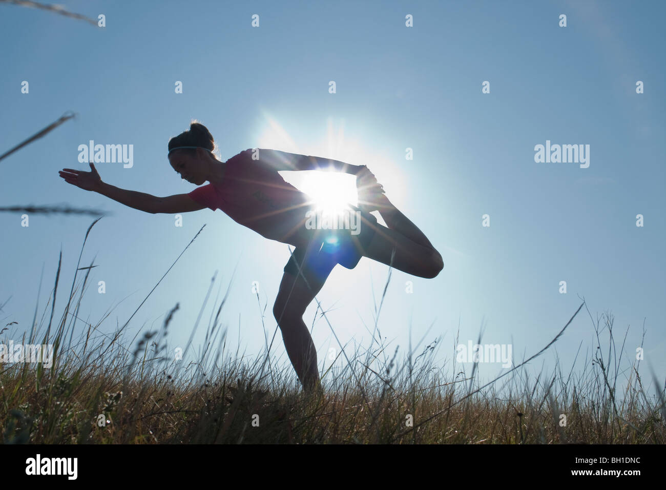 Silohuette Frau, dehnen, Sonne Flare, Manitoba, Kanada Stockfoto