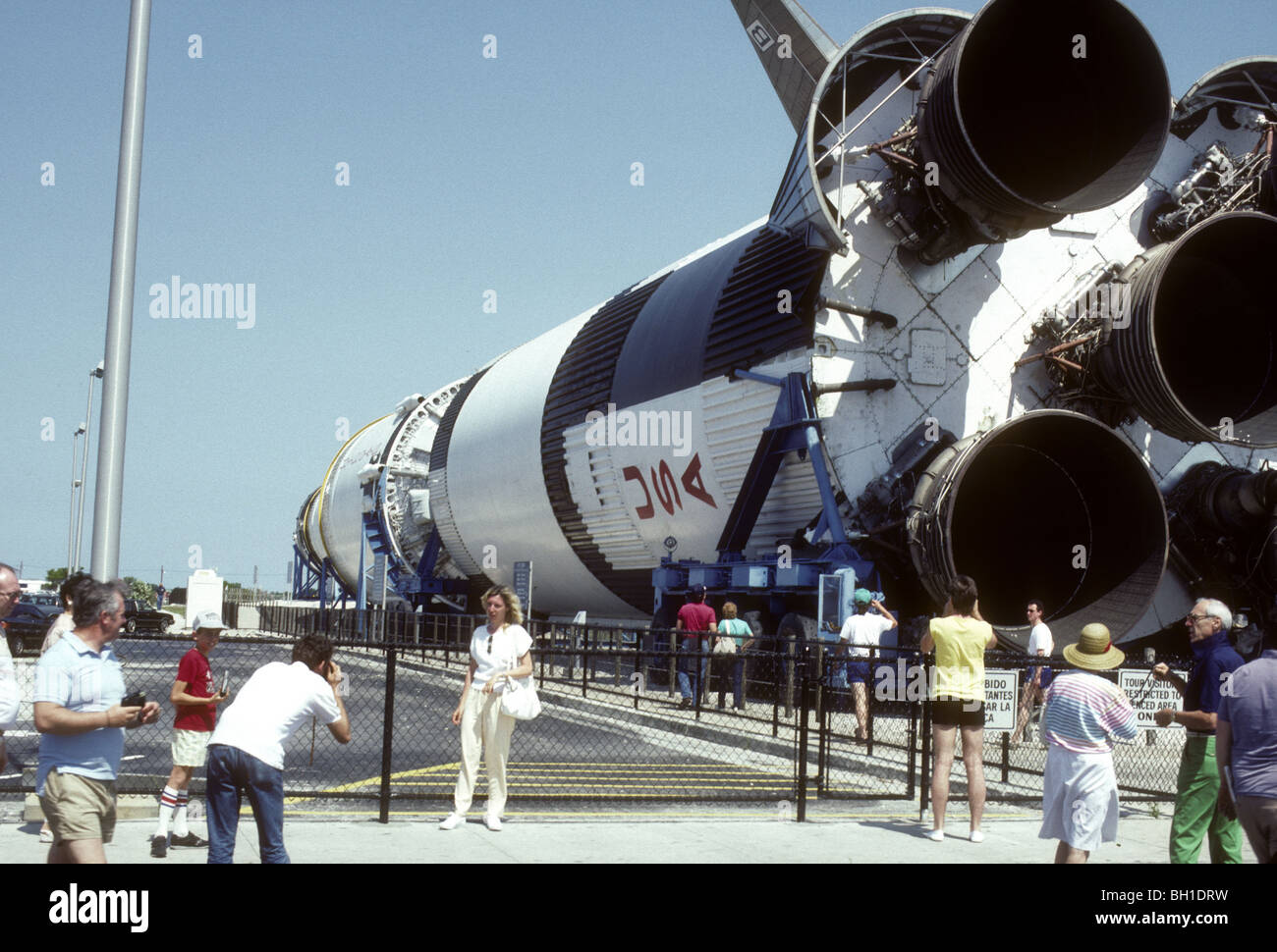 Fotografie an der Saturn V-Rakete Touristenattraktion. Kodachromes von Florida Sehenswürdigkeiten in den 1980er Jahren. Stockfoto