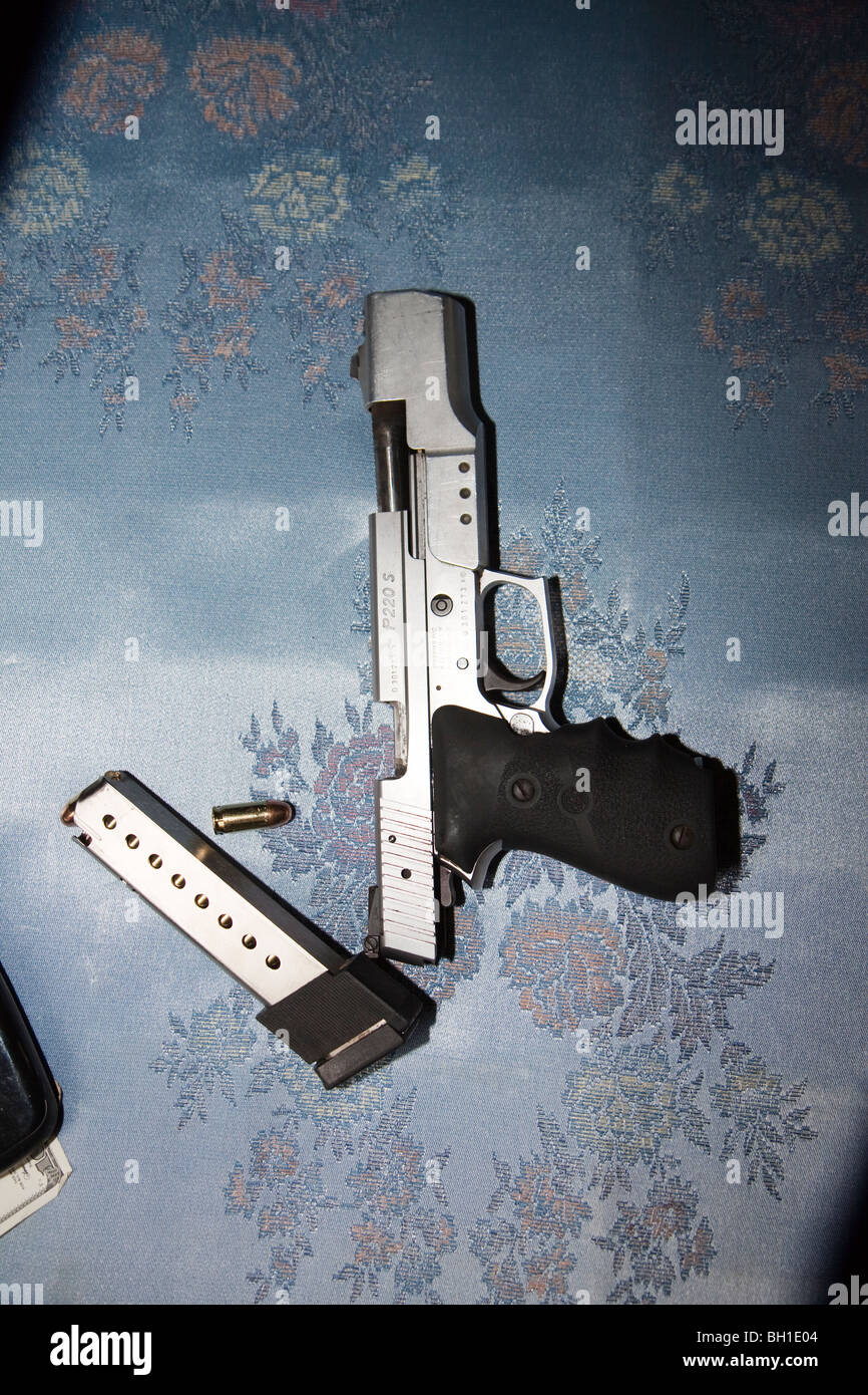 Waffe und Betäubungsmittel während der Hausdurchsuchung der Verdacht Drogendealer der Residenz. Stockfoto