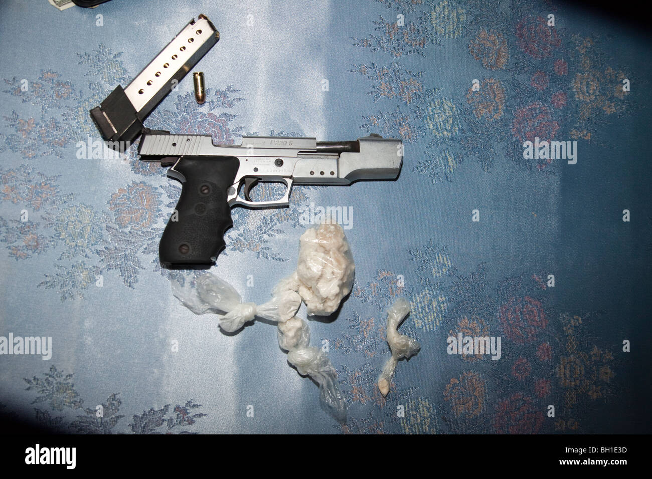 Waffe und Betäubungsmittel während der Hausdurchsuchung der Verdacht Drogendealer der Residenz. Stockfoto