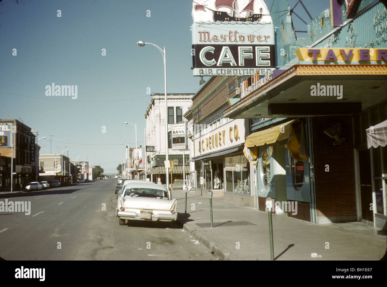 Straßenszene am Mayflower Cafe und Kneipe in Cheyenne, Wyoming in den 1960er Jahren. 1950er Jahre Automobil Autostraße Westamerika Stockfoto