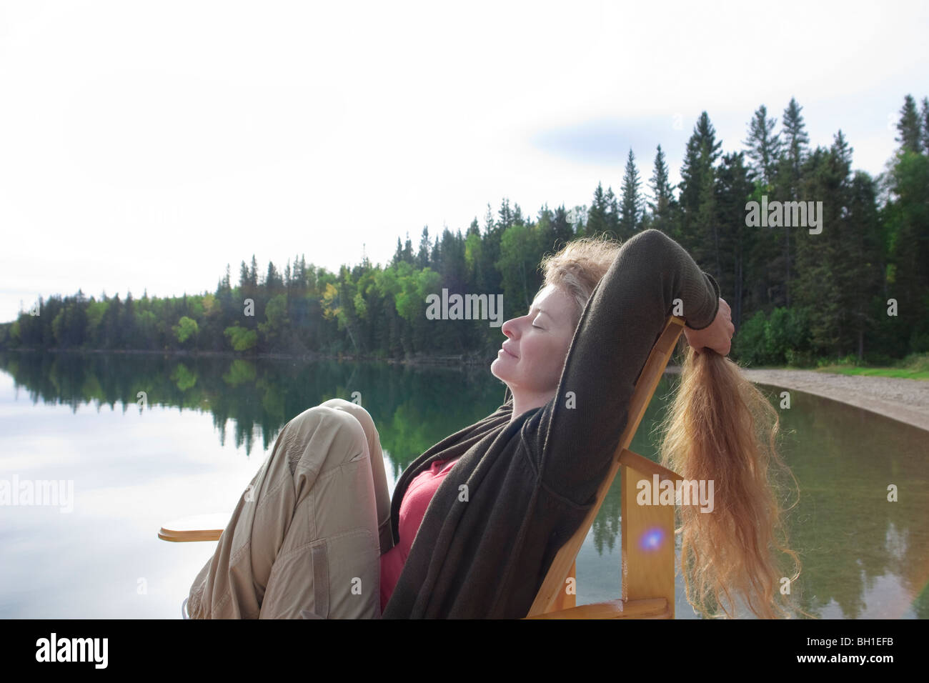 Frau entspannen im Liegestuhl Clear Lake, Manitoba, Kanada Stockfoto