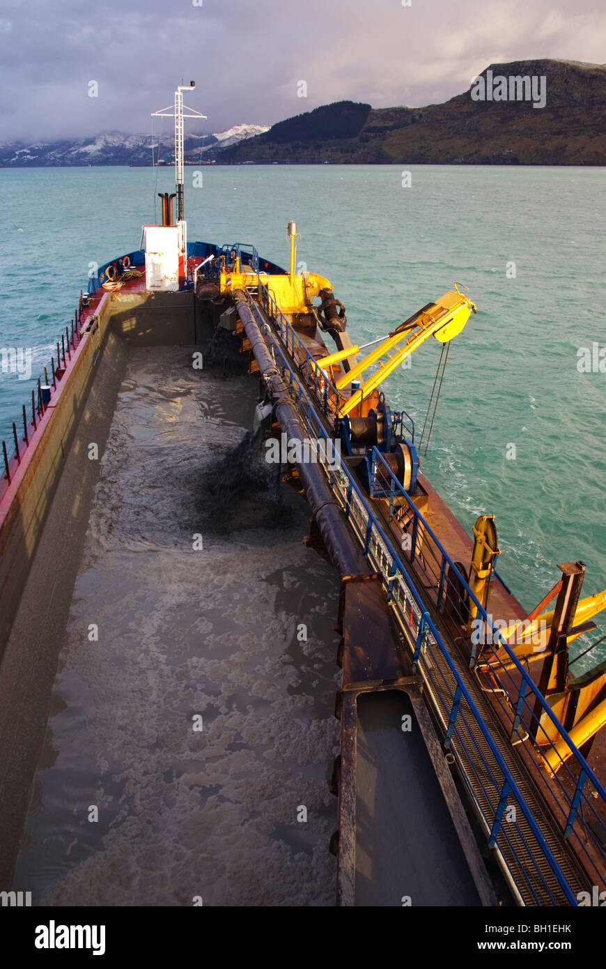 Der Trichter von einem Bagger mit einer Mischung aus Schlamm und Wasser füllen aus Hafen unten gesaugt. Stockfoto