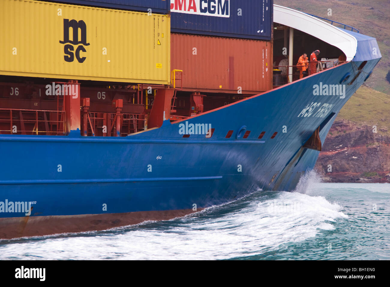 Pfeil und Bogen ein Schiff Welle als das Schiff bewegt sich durch das Wasser. Stockfoto