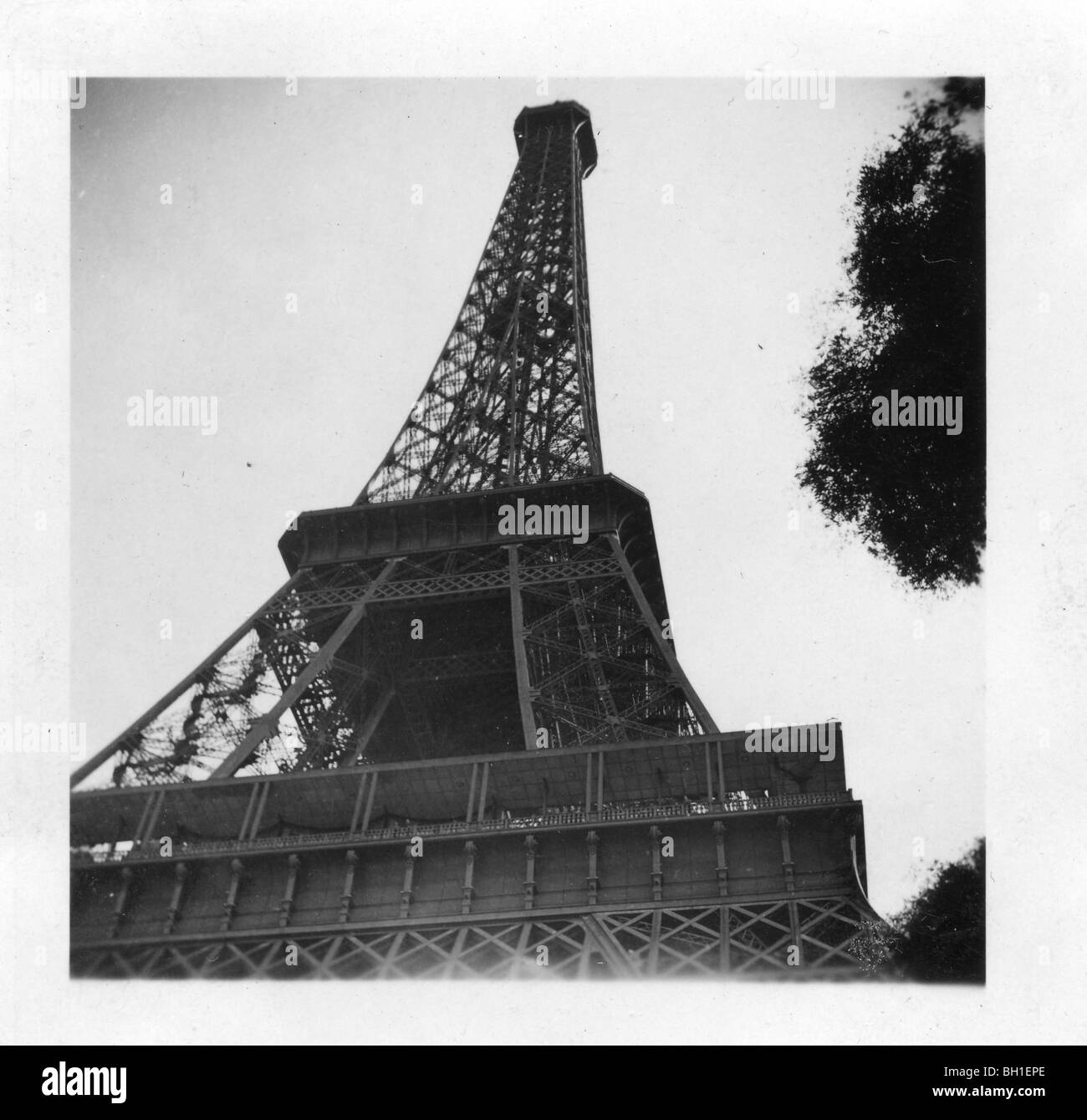 Der Eiffelturm in Paris, Frankreich nach der Amerikaner die Stadt im Jahre 1944 befreit. Dem zweiten Weltkrieg Denkmal Architektur Europa Französisch Stockfoto