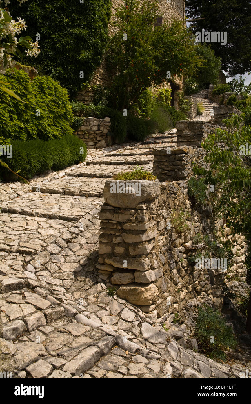 Gepflasterten Stufen. Joucas, Provence, Frankreich Stockfoto