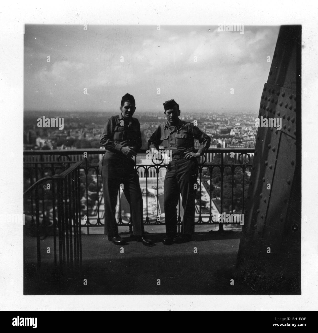 Amerikanische GIs stehen auf einem Balkon mit Blick auf befreite Paris, Frankreich am Ende des zweiten Weltkriegs. Stockfoto