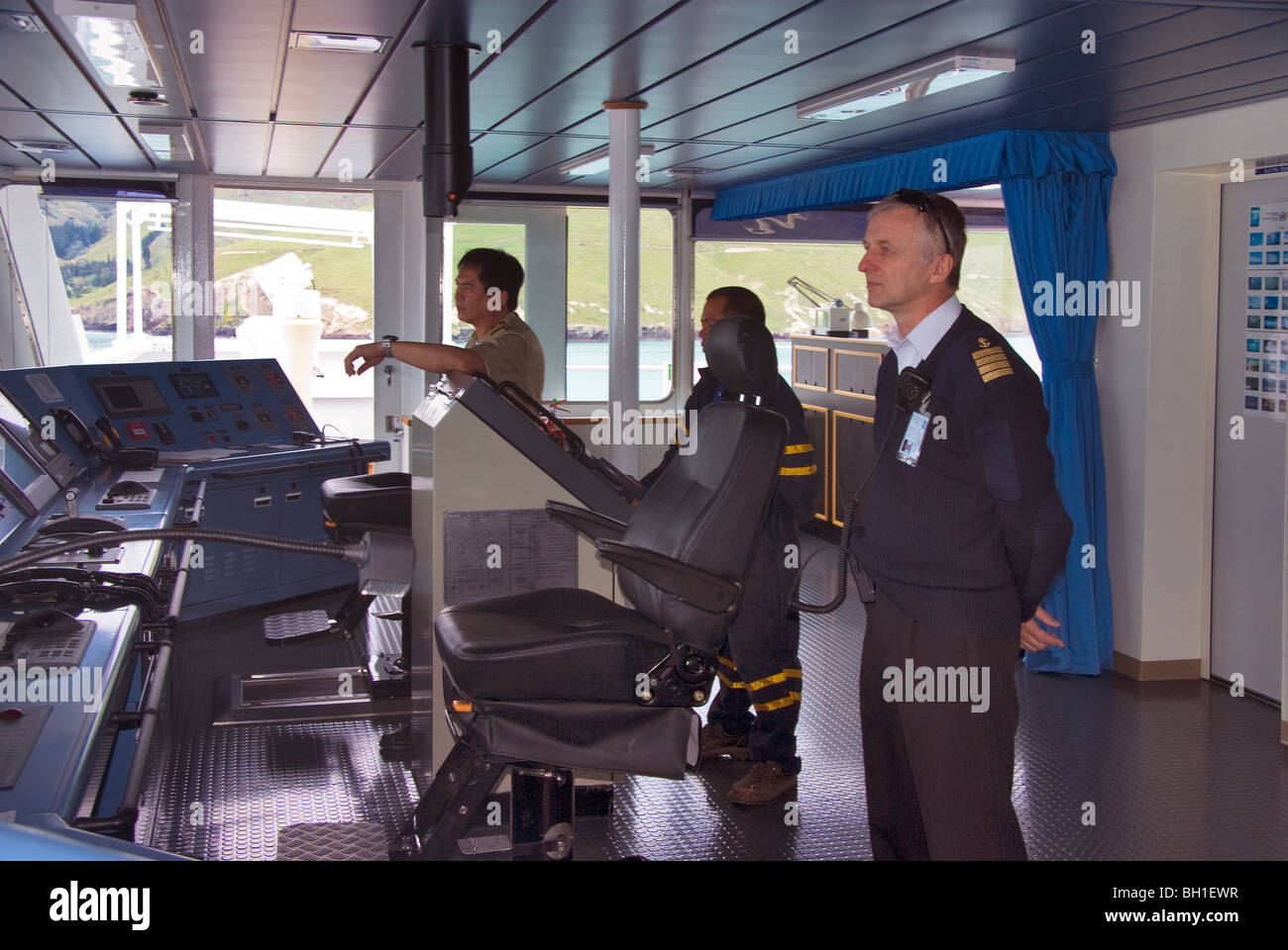 Kapitän und Crew-Mitglieder auf einem Schiff Brücke wie es nähert sich port Stockfoto