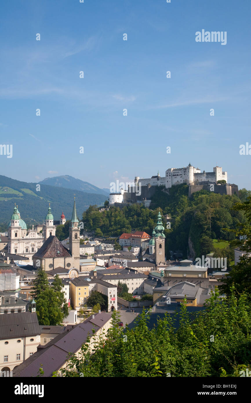 BLICK AUF INNENSTADT MIT FRANZISKANERKIRCHE KIRCHE, KATHEDRALE UND FESTUNG HOHENSALZBURG FORT, SALZBURG, ÖSTERREICH Stockfoto