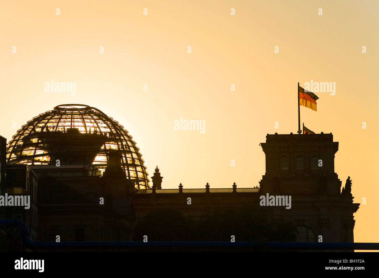 Silhouette des Deutschen Bundestages, Reichstagskuppel bei Sonnenuntergang, Berlin, Deutschland Stockfoto