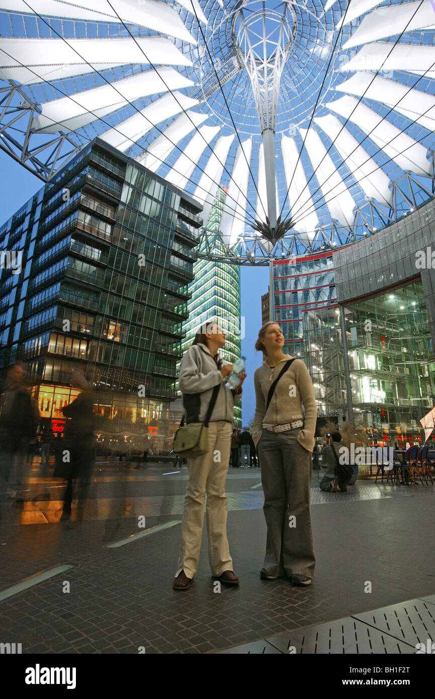 Touristen, die stehen unter der Kuppel des Sony-Centers am Platz Potsdamer Platz, Berlin, Deutschland, Europa Stockfoto