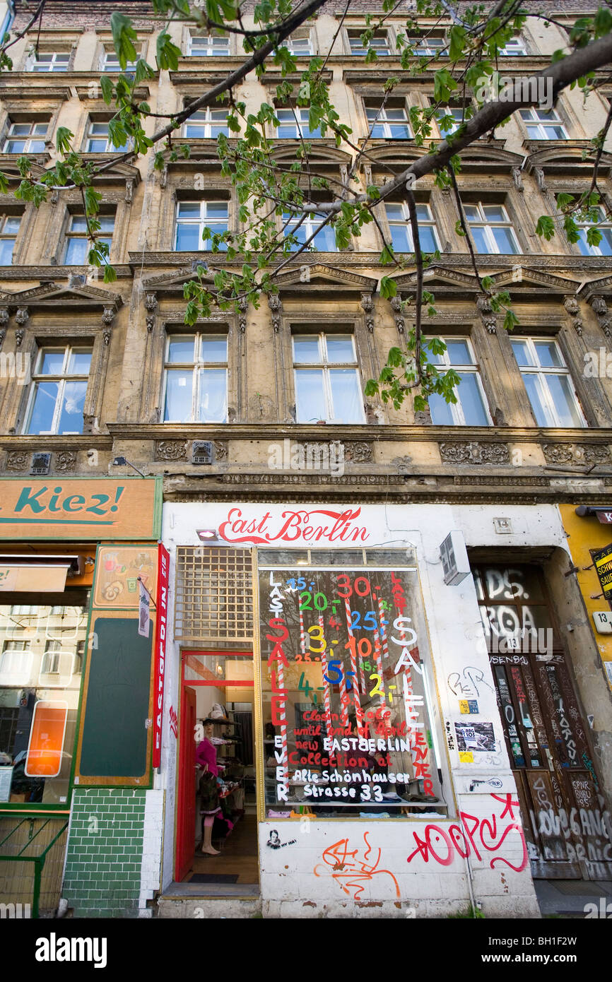 Ein Geschäft unter der Fassade eines alten Hauses, Prenzlauer Berg, Berlin, Deutschland, Europa Stockfoto