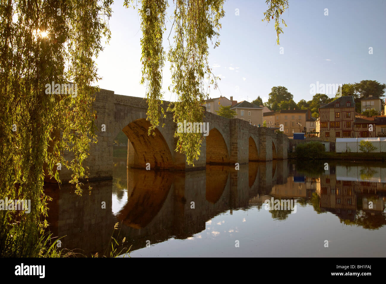 Pont Saint Etienne über den Fluss Vienne im Morgenlicht, den Weg des Hl. Jakobus, Chemins de Saint-Jacques, Via Lemovicensis, Stockfoto