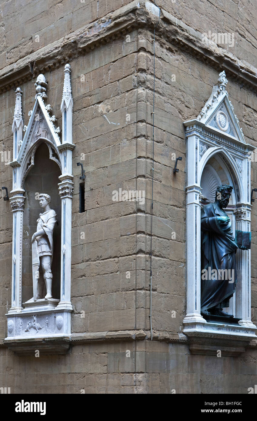Italien, Toskana, Florenz, Tabernakel mit Statuen der Beschützer der Stadt Unternehmen Orsanmichele Kirche vorne Stockfoto