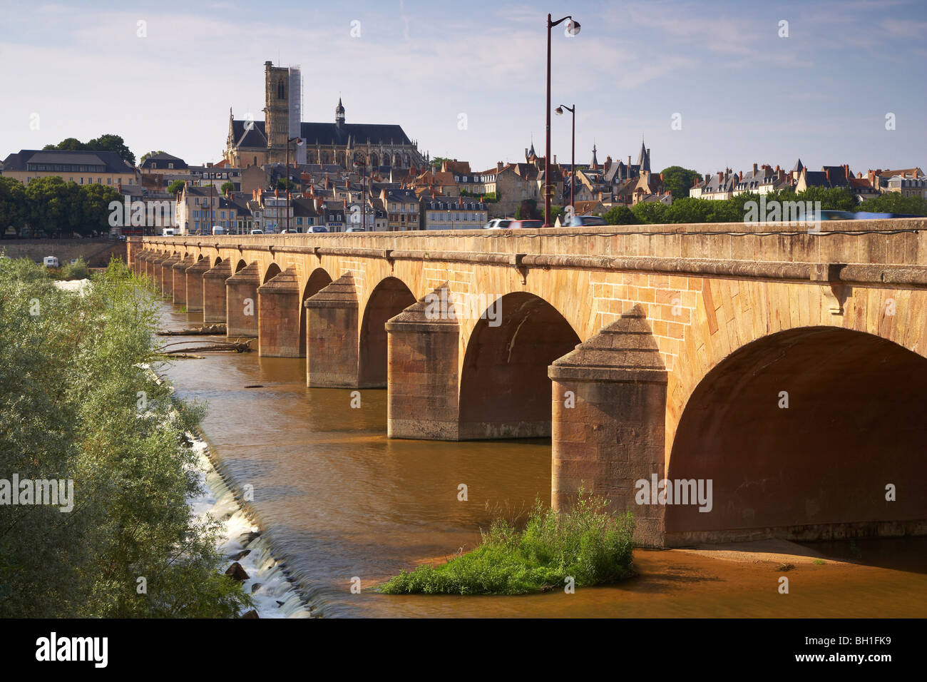 Brücke über den Fluss Loire, Saint Cyr et Sainte-Julitte-Kathedrale im Hintergrund, The Way of St. James, Chemins de Saint Jac Stockfoto