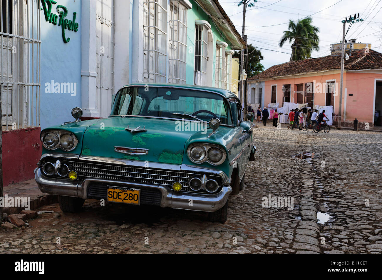 Oldtimer in der Nähe von Restaurant, Trinidad, Sancti Spiritus, Kuba, West Indies Stockfoto