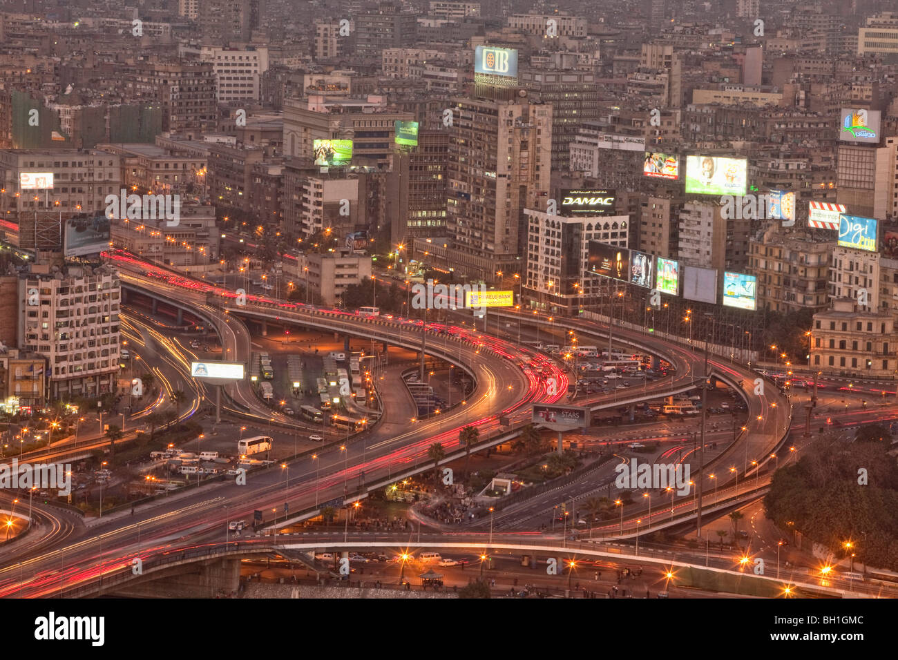 Blick auf die Straße des 6. Oktober am Abend, Kairo, Ägypten, Afrika Stockfoto