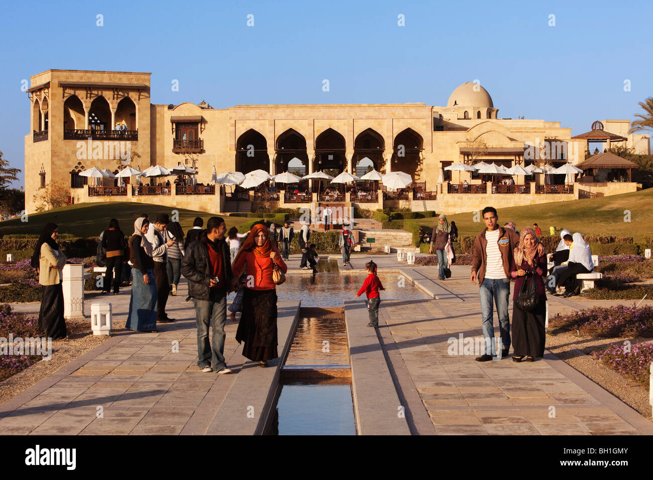 Menschen vor dem Hilltop Restaurant am Al-Azhar-Park, Kairo, Ägypten, Afrika Stockfoto