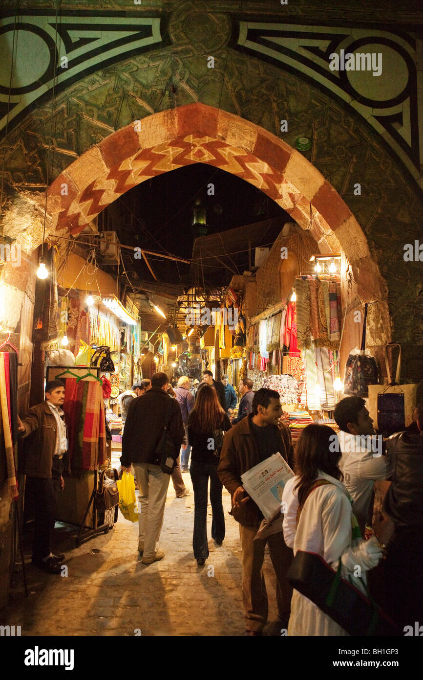 Menschen in einer Gasse im Khan el-Khalili-Basar am Abend, Kairo, Ägypten, Afrika Stockfoto