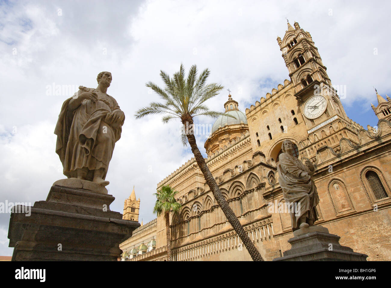 Eine Palme und Statuen vor der Kathedrale, Palermo, Sizilien, Italien, Europa Stockfoto
