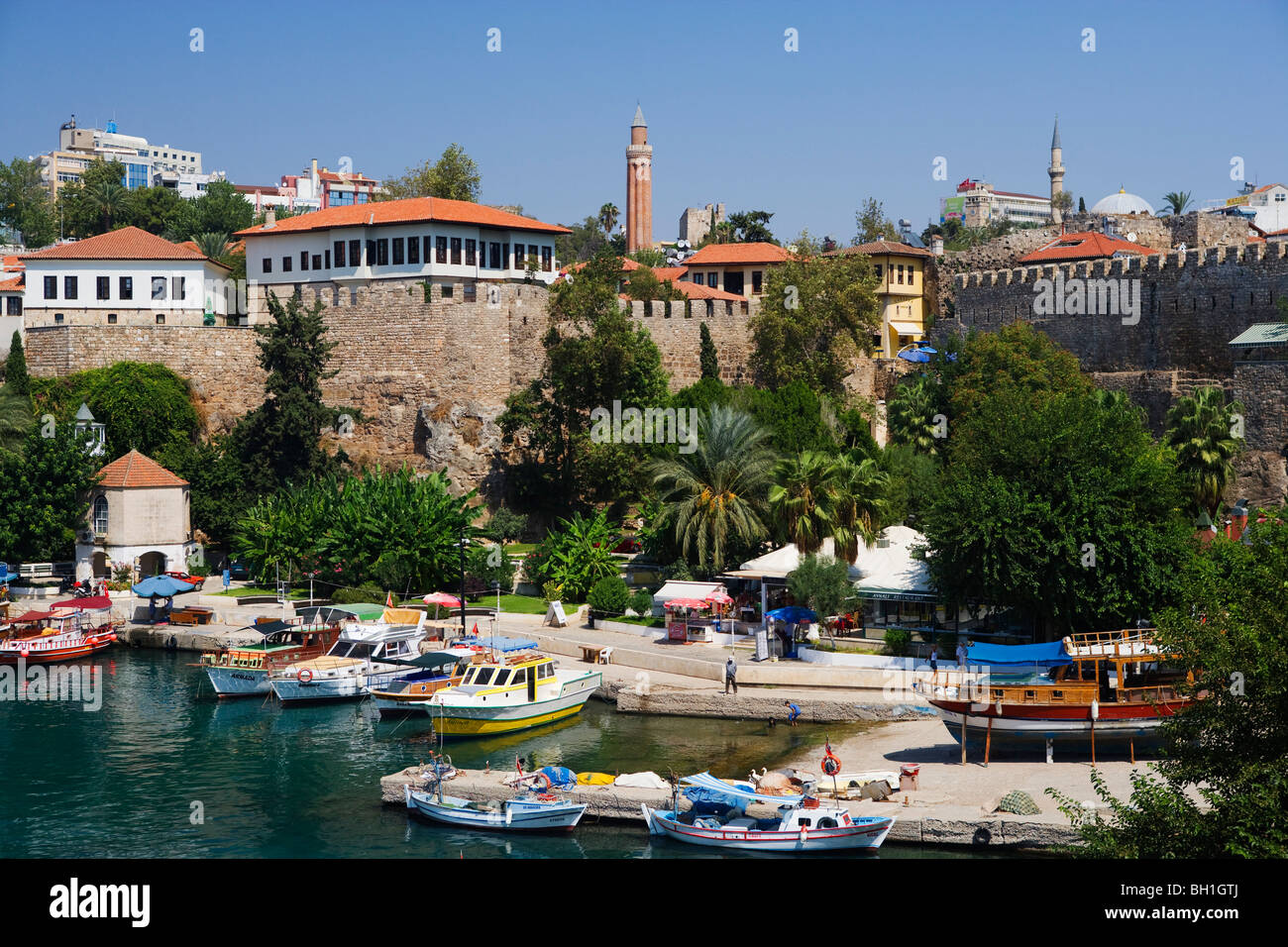 Blick auf die Boote im Hafen vor der Stadt Wände, Antalya, Türkei, Europa Stockfoto